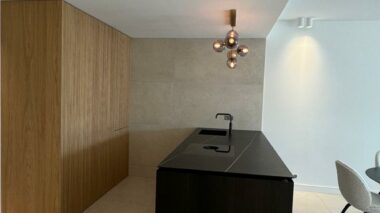 Cuisine-bois-ilot-lamaisondejulie-cannes